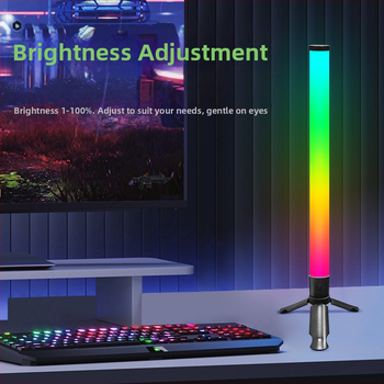 RGB skaņas aktivēta galda lampiņa ar USB-C barošanu, mūzikas režīmu un ritmiskajam apgaismojumam; piemērota galda vai vertikālam statīvam.