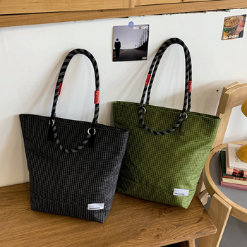 Geantă tote din nylon unisexă, capacitate mare, formă verticală pătrată, închidere cu fermoar, căptușeală din poliester, buzunar interior cu fermoar, două bretele de umăr, pentru uz de zi cu zi