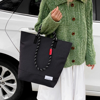 Geantă tote din nylon unisexă, capacitate mare, formă verticală pătrată, închidere cu fermoar, căptușeală din poliester, buzunar interior cu fermoar, două bretele de umăr, pentru uz de zi cu zi