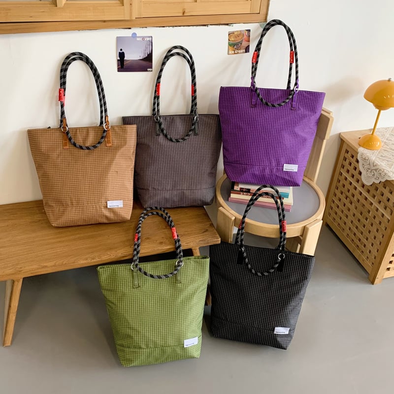 Geantă tote din nylon unisexă, capacitate mare, formă verticală pătrată, închidere cu fermoar, căptușeală din poliester, buzunar interior cu fermoar, două bretele de umăr, pentru uz de zi cu zi