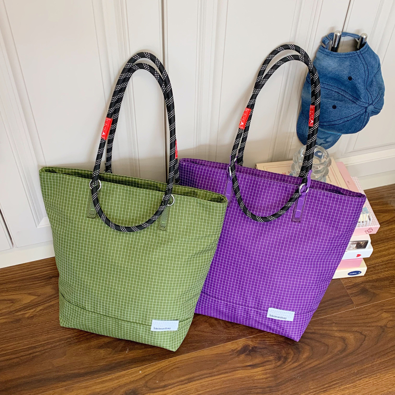 Geantă tote din nylon unisexă, capacitate mare, formă verticală pătrată, închidere cu fermoar, căptușeală din poliester, buzunar interior cu fermoar, două bretele de umăr, pentru uz de zi cu zi