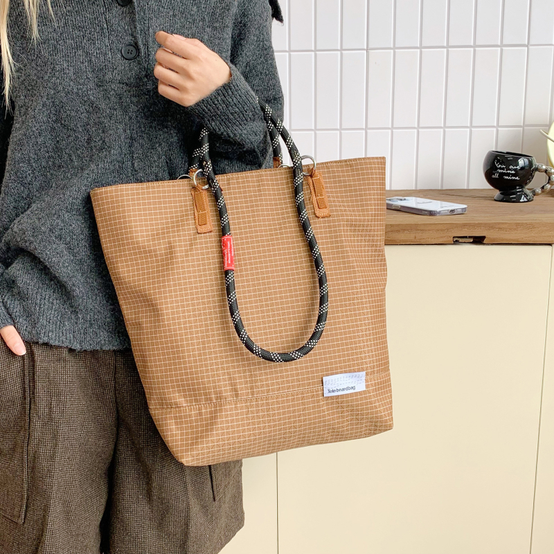 Geantă tote din nylon unisexă, capacitate mare, formă verticală pătrată, închidere cu fermoar, căptușeală din poliester, buzunar interior cu fermoar, două bretele de umăr, pentru uz de zi cu zi