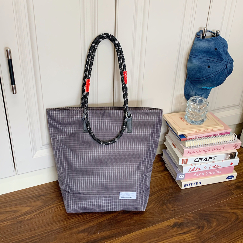 Geantă tote din nylon unisexă, capacitate mare, formă verticală pătrată, închidere cu fermoar, căptușeală din poliester, buzunar interior cu fermoar, două bretele de umăr, pentru uz de zi cu zi