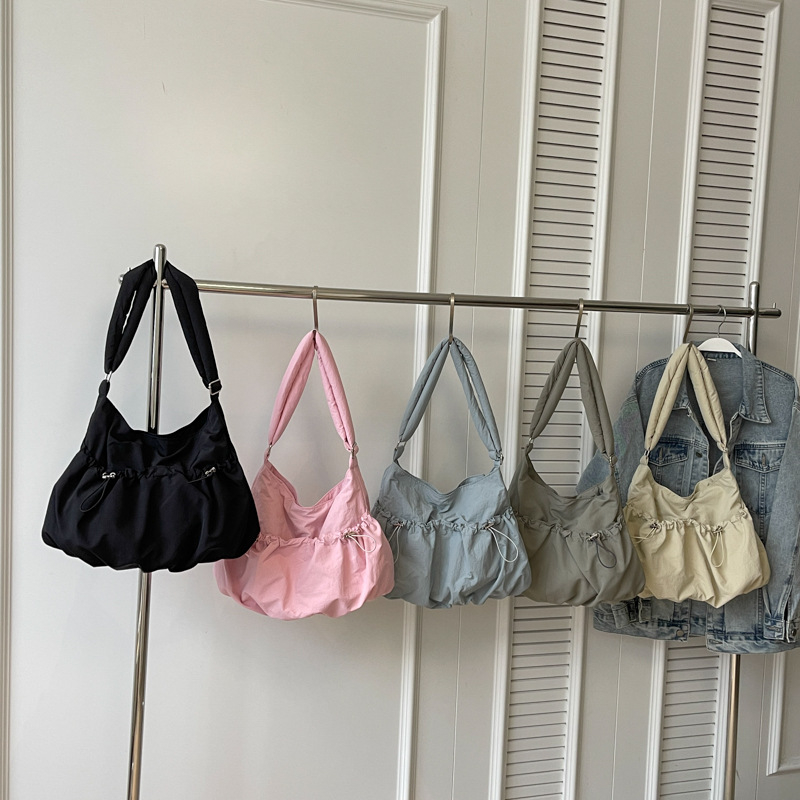 Nylon női táska Tote stílusban, cipzárral záródó, ovális forma, belső cipzáras zseb