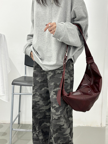 PU anyagú dumpling alakú crossbody táska, street-trend stílus, cipzárzárás, poliészter bélés, belső cipzáras zseb és telefontartó zseb, egy vállpánt