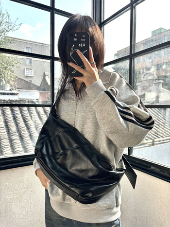PU anyagú dumpling alakú crossbody táska, street-trend stílus, cipzárzárás, poliészter bélés, belső cipzáras zseb és telefontartó zseb, egy vállpánt