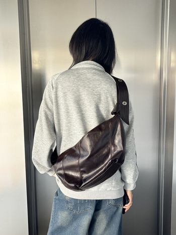 PU anyagú dumpling alakú crossbody táska, street-trend stílus, cipzárzárás, poliészter bélés, belső cipzáras zseb és telefontartó zseb, egy vállpánt