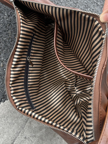 PU anyagú dumpling alakú crossbody táska, street-trend stílus, cipzárzárás, poliészter bélés, belső cipzáras zseb és telefontartó zseb, egy vállpánt