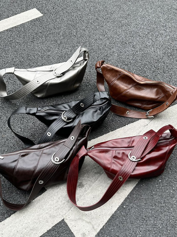 PU anyagú dumpling alakú crossbody táska, street-trend stílus, cipzárzárás, poliészter bélés, belső cipzáras zseb és telefontartó zseb, egy vállpánt