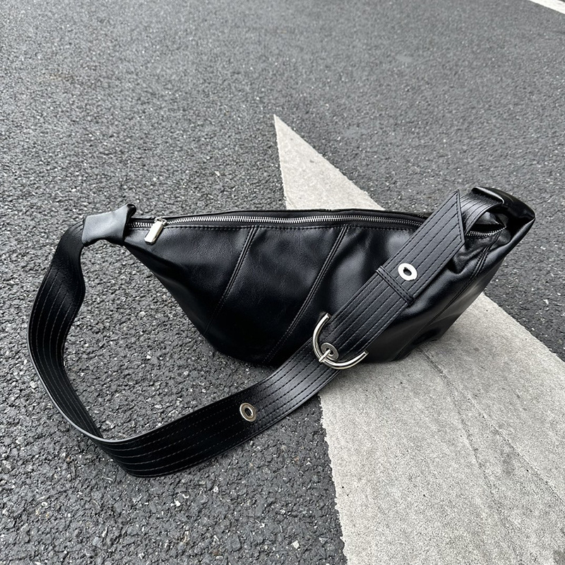 PU anyagú dumpling alakú crossbody táska, street-trend stílus, cipzárzárás, poliészter bélés, belső cipzáras zseb és telefontartó zseb, egy vállpánt
