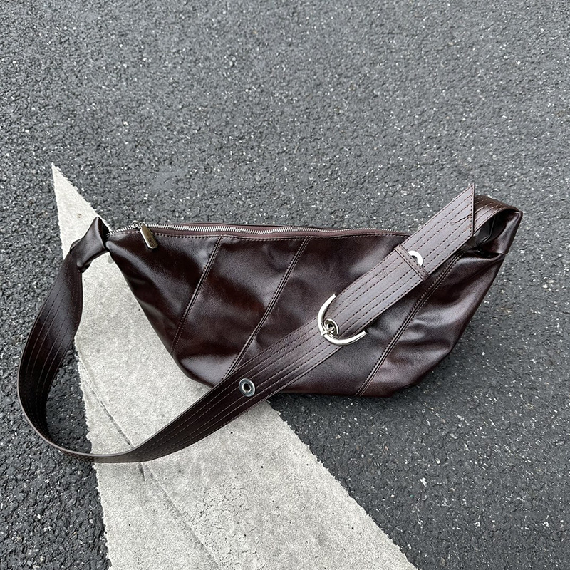 PU anyagú dumpling alakú crossbody táska, street-trend stílus, cipzárzárás, poliészter bélés, belső cipzáras zseb és telefontartó zseb, egy vállpánt
