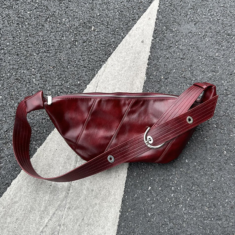 PU anyagú dumpling alakú crossbody táska, street-trend stílus, cipzárzárás, poliészter bélés, belső cipzáras zseb és telefontartó zseb, egy vállpánt