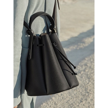 Valódi bőrből készült bucket bag húzózáras záródással, belső bélés tehenek bőréből és telefontokkal