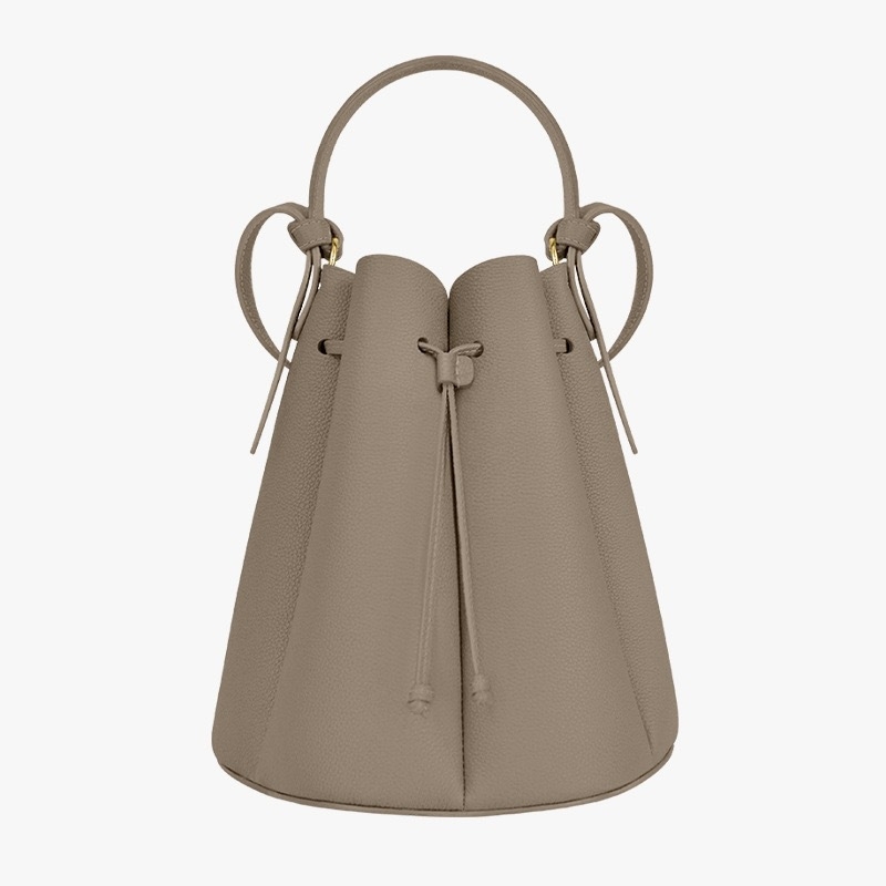 Valódi bőrből készült bucket bag húzózáras záródással, belső bélés tehenek bőréből és telefontokkal
