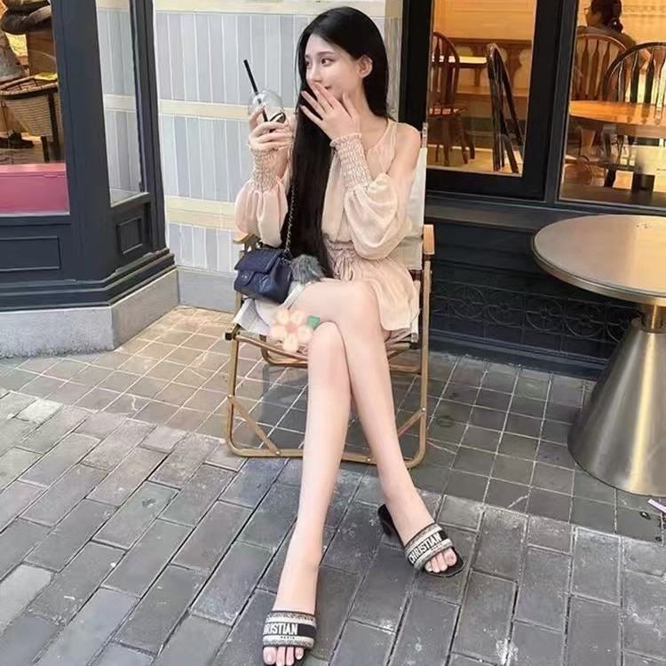 Бродирани дамски чехли с висок ток, римски стил, кръгъл пръст, горна и подплата от овча кожа, дървена подметка