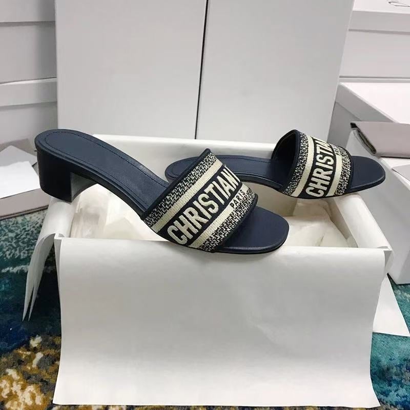 Бродирани дамски чехли с висок ток, римски стил, кръгъл пръст, горна и подплата от овча кожа, дървена подметка