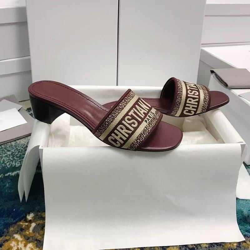 Бродирани дамски чехли с висок ток, римски стил, кръгъл пръст, горна и подплата от овча кожа, дървена подметка