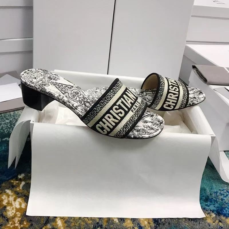 Бродирани дамски чехли с висок ток, римски стил, кръгъл пръст, горна и подплата от овча кожа, дървена подметка