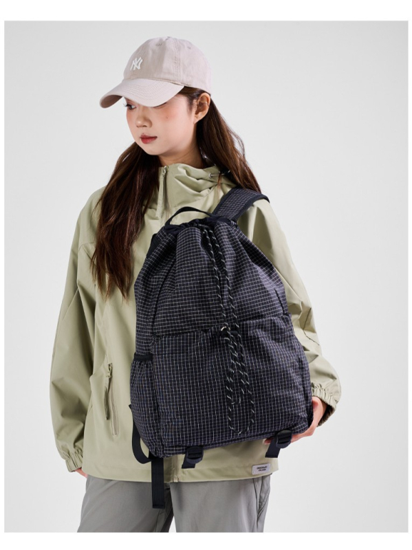 Uniszex húzózsinóros hátizsák – nagy kapacitás, kockás minta, könnyű utazáshoz; anyag nylon; 20–35 L; 10 hüvelykes laptop számára; légrugós vállpánt rendszer