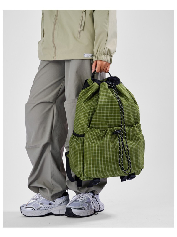 Uniszex húzózsinóros hátizsák – nagy kapacitás, kockás minta, könnyű utazáshoz; anyag nylon; 20–35 L; 10 hüvelykes laptop számára; légrugós vállpánt rendszer