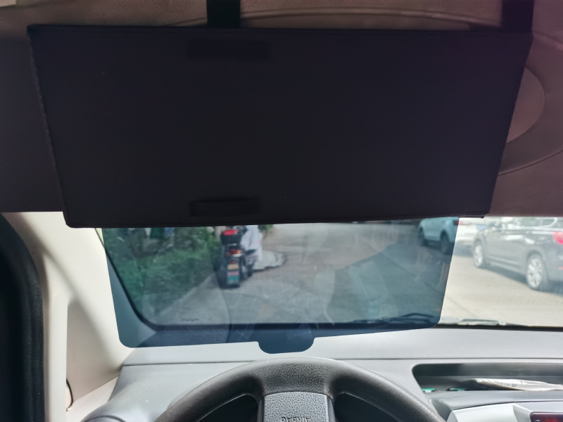 Prenosná rozťahovacia clona do auta, univerzálny model; materiál PU koža + PC/PP dosky; tlač loga; prispôsobenie; montáž cez zásuvné uchytenie