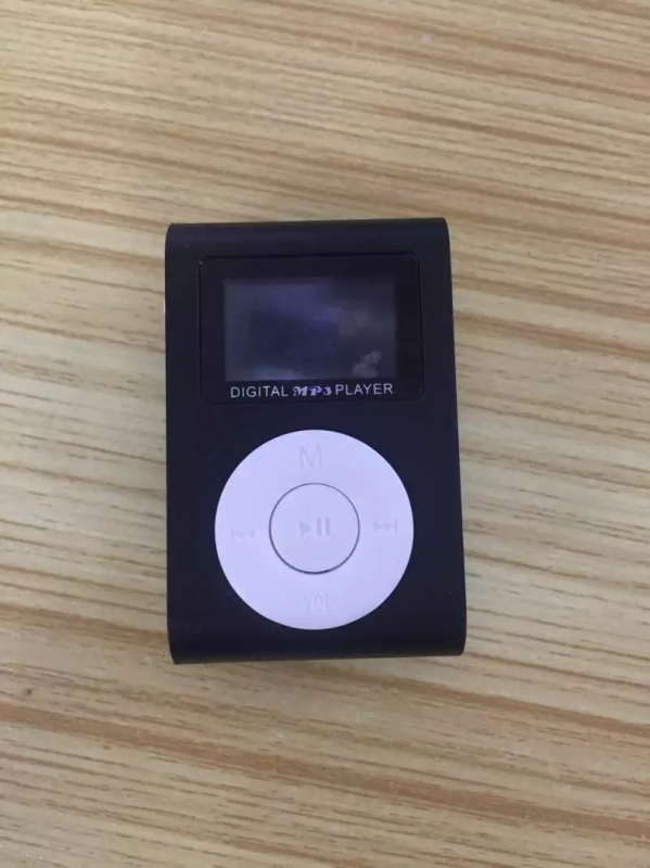 MP3 плеър с екран и клип за закрепване на гърба, TF карта поддръжка, USB 2.0, 3.5 мм аудио, резолюция 320×240