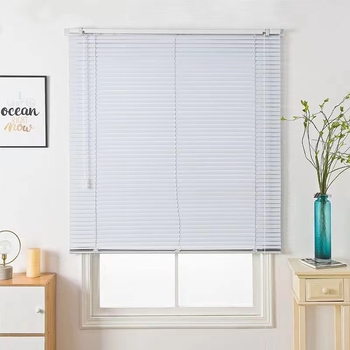 Pilnībā aiztumējošās rulžu žalūzijas guļamistabām, vannas istabām, virtuvēm un balkoniem — poliesters, pielāgojamas, uzstādīšana bez urbšanas, modernā minimālisma stils.