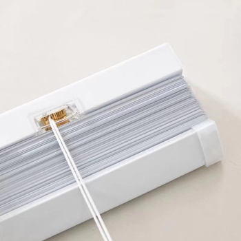 Pilnībā aiztumējošās rulžu žalūzijas guļamistabām, vannas istabām, virtuvēm un balkoniem — poliesters, pielāgojamas, uzstādīšana bez urbšanas, modernā minimālisma stils.