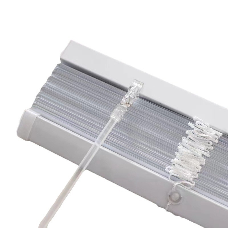 Pilnībā aiztumējošās rulžu žalūzijas guļamistabām, vannas istabām, virtuvēm un balkoniem — poliesters, pielāgojamas, uzstādīšana bez urbšanas, modernā minimālisma stils.