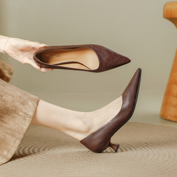 Női cipő klín – hegyes orr, 3–6 cm sarok, felső anyag: szuper rost, slip-on