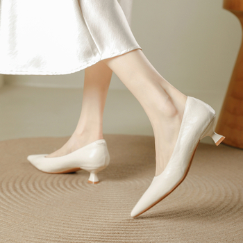 Női cipő klín – hegyes orr, 3–6 cm sarok, felső anyag: szuper rost, slip-on
