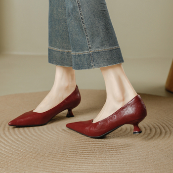 Női cipő klín – hegyes orr, 3–6 cm sarok, felső anyag: szuper rost, slip-on
