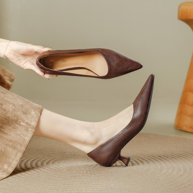 Női cipő klín – hegyes orr, 3–6 cm sarok, felső anyag: szuper rost, slip-on