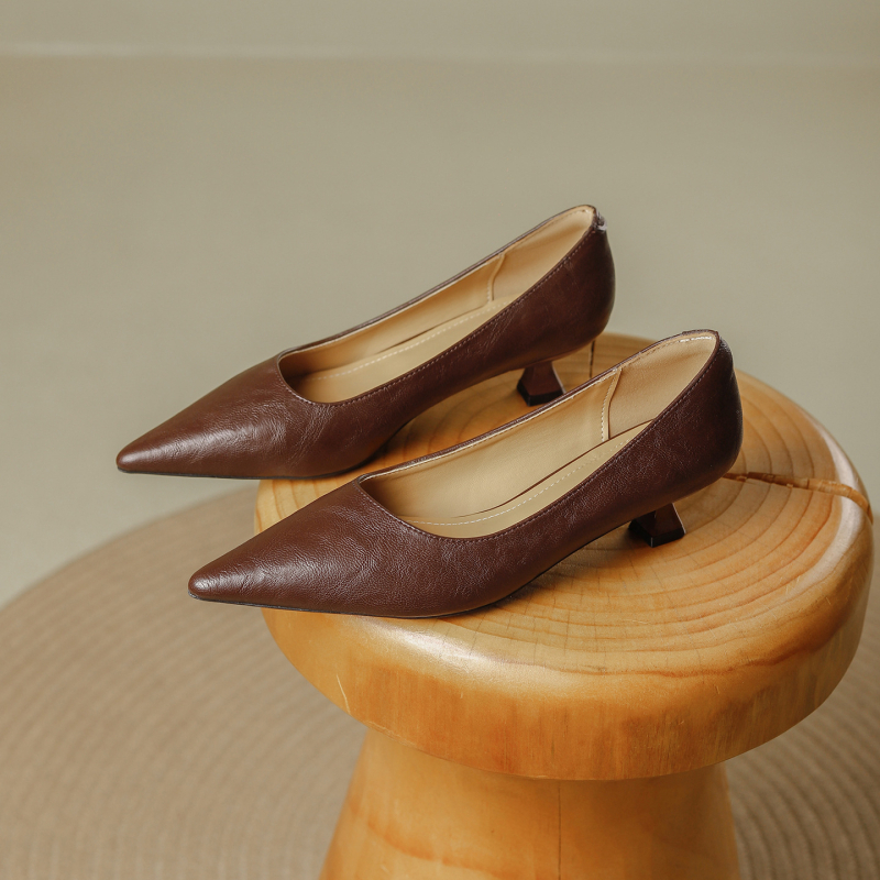 Női cipő klín – hegyes orr, 3–6 cm sarok, felső anyag: szuper rost, slip-on