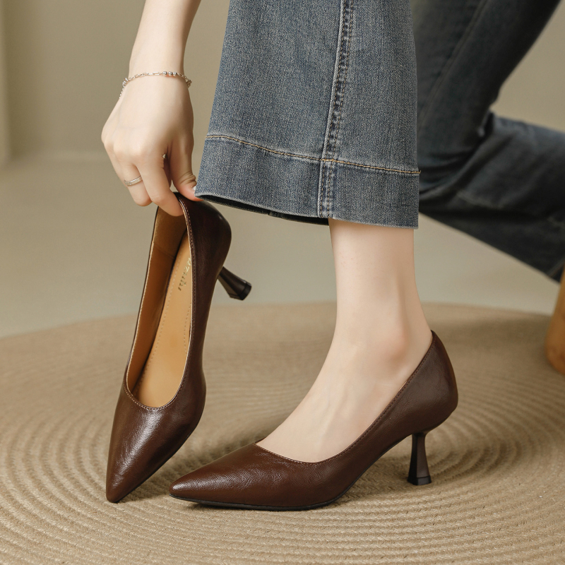 Női cipő klín – hegyes orr, 3–6 cm sarok, felső anyag: szuper rost, slip-on