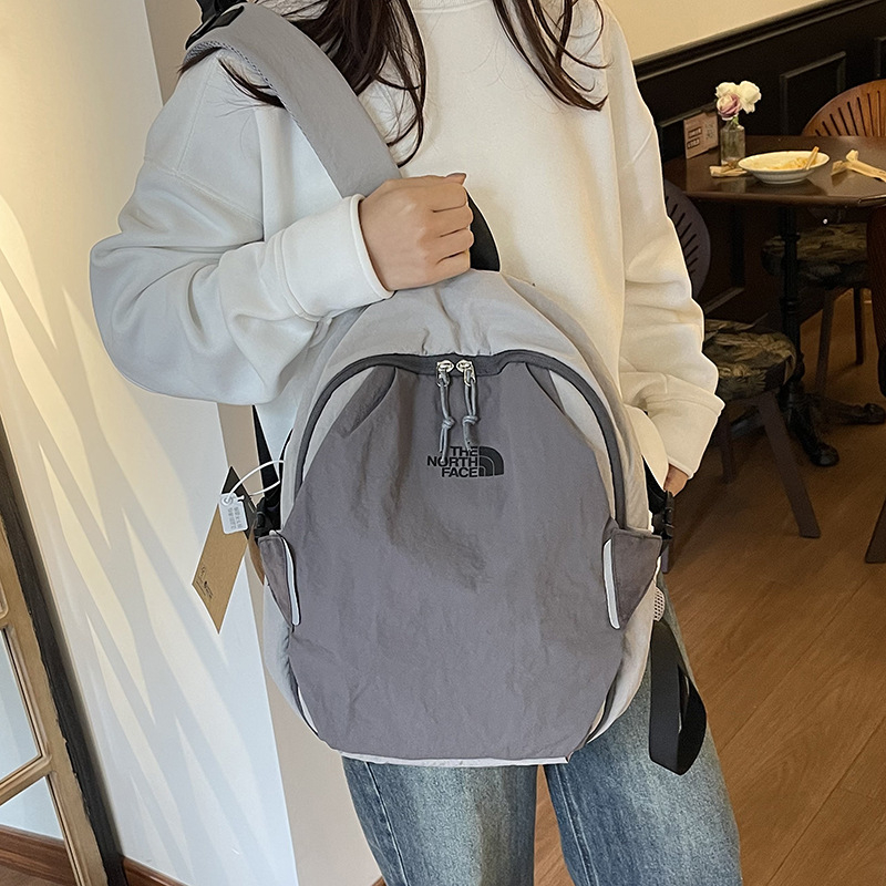 Rucsac din nylon pentru călătorii de relaxare, capacitate sub 20 L, compatibil cu laptop de 15 inch, curele de umăr curbate