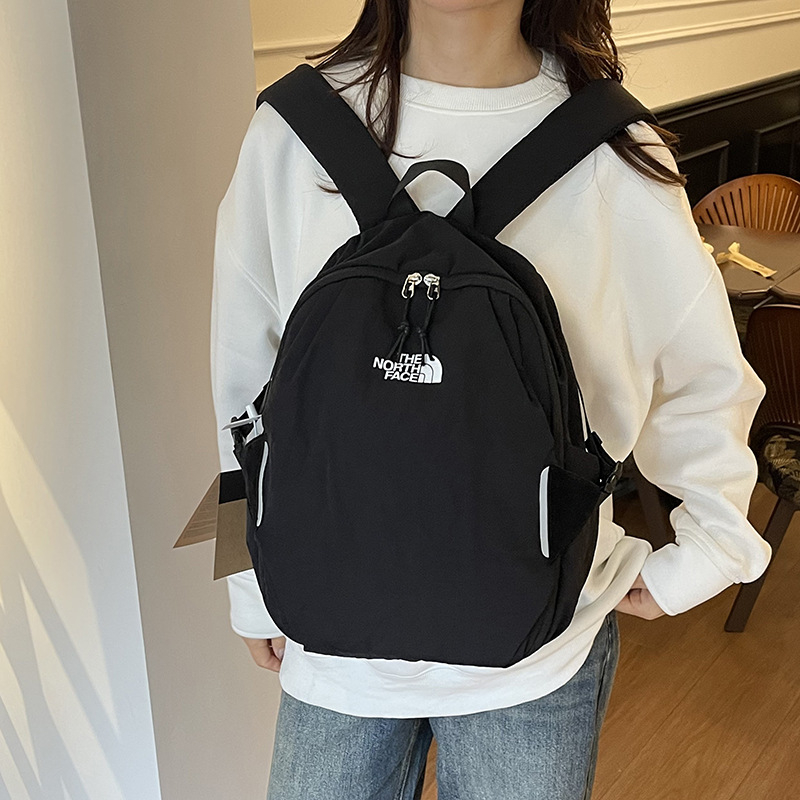 Rucsac din nylon pentru călătorii de relaxare, capacitate sub 20 L, compatibil cu laptop de 15 inch, curele de umăr curbate