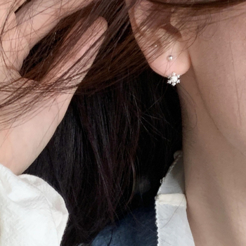 Naušnice s pahuljicom i vijčan zatvaračem za žene | legura, elektroplatirano, zimsko izdanje 2024, prirodan stil