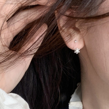 Naušnice s pahuljicom i vijčan zatvaračem za žene | legura, elektroplatirano, zimsko izdanje 2024, prirodan stil