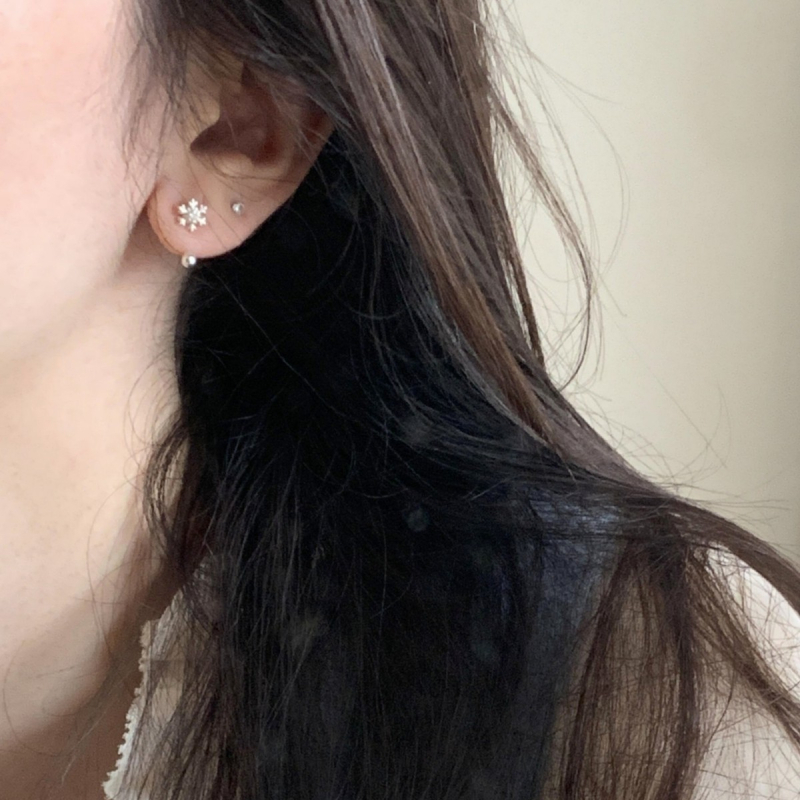 Naušnice s pahuljicom i vijčan zatvaračem za žene | legura, elektroplatirano, zimsko izdanje 2024, prirodan stil