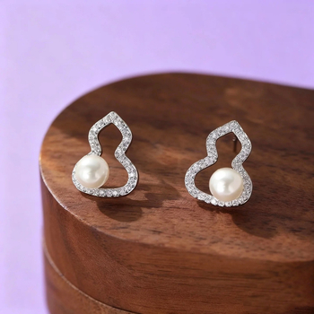 Naušnice s biserom u obliku tikve, srebro 925, dijamantna obrada, vilinski stil, zima 2025