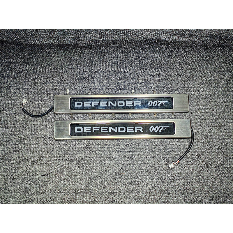 Gaismas sagaidīšanas pedālis ar gaismas sliekšņa joslu Land Rover Defender 90/110 L663 (2020-2023)