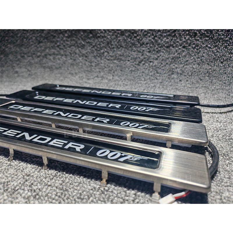 Gaismas sagaidīšanas pedālis ar gaismas sliekšņa joslu Land Rover Defender 90/110 L663 (2020-2023)