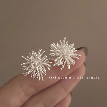 Bakrene naušnice s elektroplatacijom; postovi od srebra 925; proljeće 2025; moda, svestran dizajn