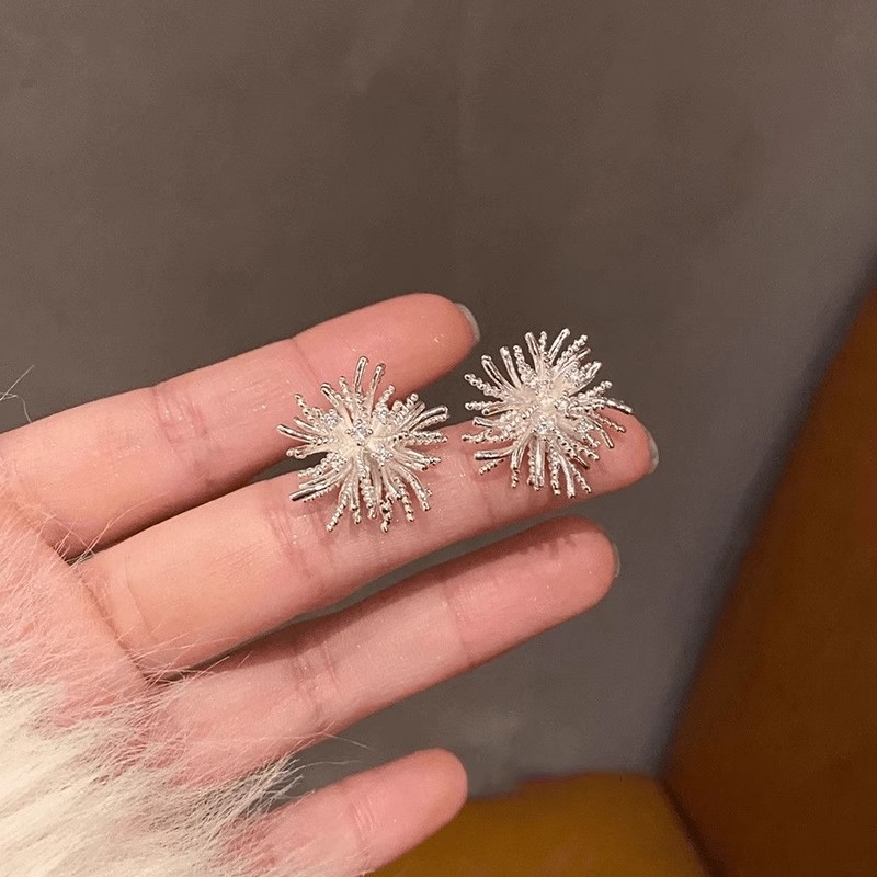 Bakrene naušnice s elektroplatacijom; postovi od srebra 925; proljeće 2025; moda, svestran dizajn