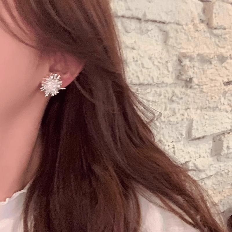 Bakrene naušnice s elektroplatacijom; postovi od srebra 925; proljeće 2025; moda, svestran dizajn