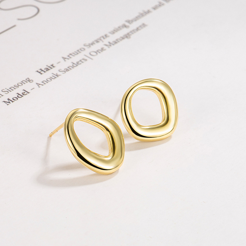 Bakrene naušnice s elektroplatiranjem, geometrijski dizajn, jesen 2022