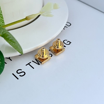 Metalne naušnice za uho – geometrijski kvadrat s ugrađenim engleskim slovima za žene (elektropliranje)