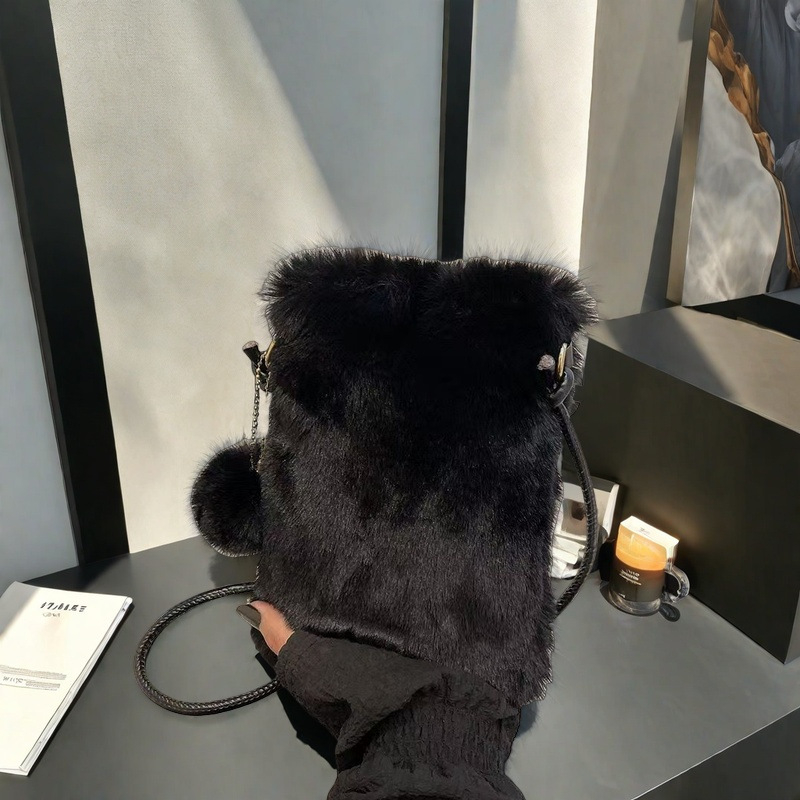 Plüss telefontáska, városi minimalist stílus, crossbody egyetlen vállpánttal, függőleges négyzetes forma, mágneses zár, belső telefontartó zseb