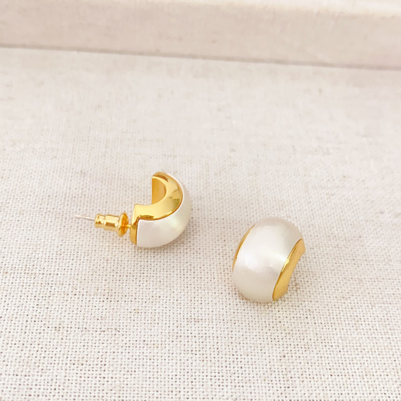 Geometrické náušnice do ucha s tvarom C, meďové telo, brúsený zlato-strieborný kontrast, 925 strieborná tyčinka